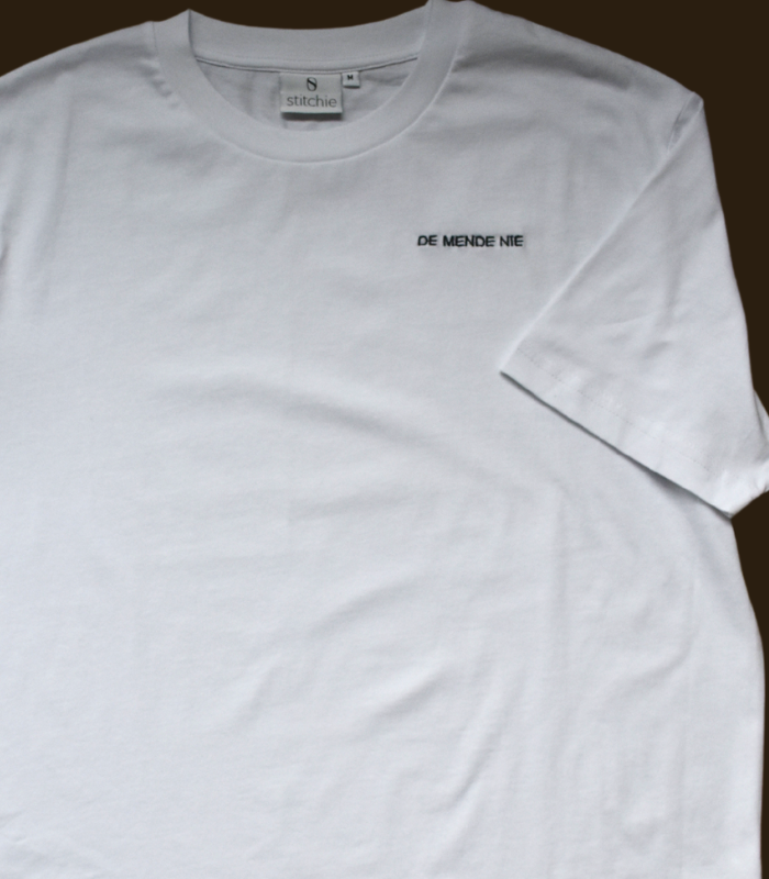 7101 wit t-shirt de mende nie close up