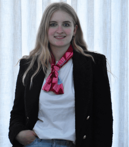 0702 sjaal rood, roze, blauw met bloem print outfit 2
