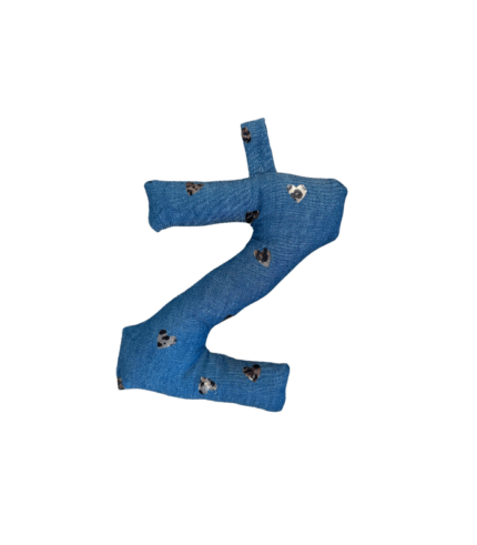 91003 stofletter denim met hartjes panter en lus 16 cm