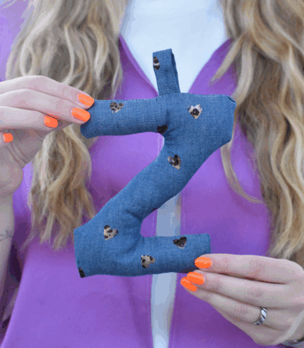 91003 stofletter denim met hartjes panter en lus 16cm s